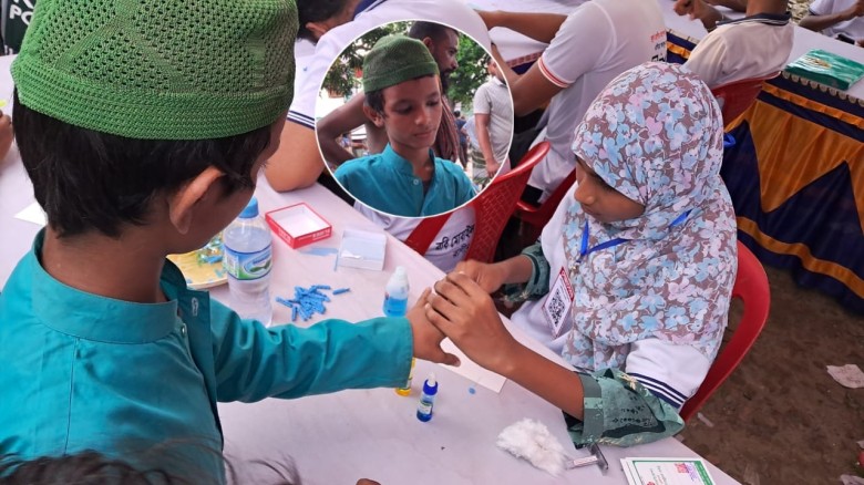 রাণীনগর অর্গানাইজেশনের কনিষ্ঠ সদস্য মায়শা মালিহার হাতে রক্ত 