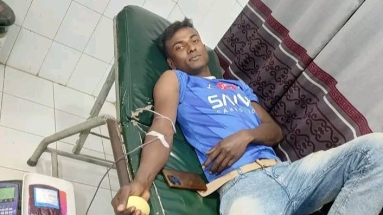 রাণীনগর ইয়ুথ অর্গানাইজেশনের মাধ্যমে মুমূর্ষু রোগীর পাশে দাঁড়ালেন মাফিজুল